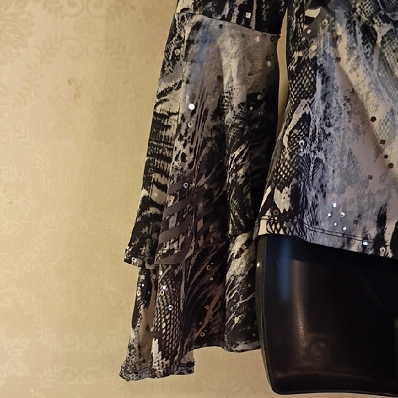 VENUS Abstract Print Blouse Size Small. Super Bell Sleeves. Statement Top. - Picture 8 of 15